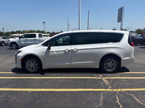 Used 2024 Chrysler Pacifica Touring-L FWD image 6