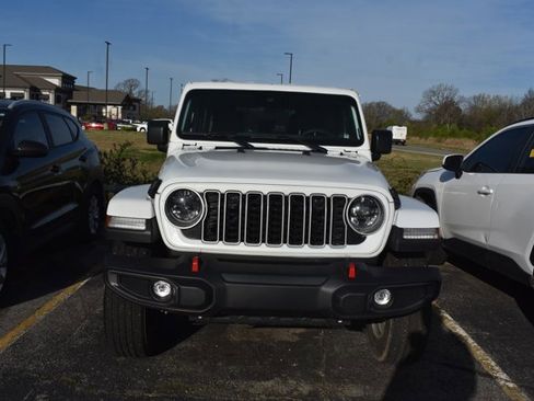 Used 2025 Jeep Wrangler Sahara image 2