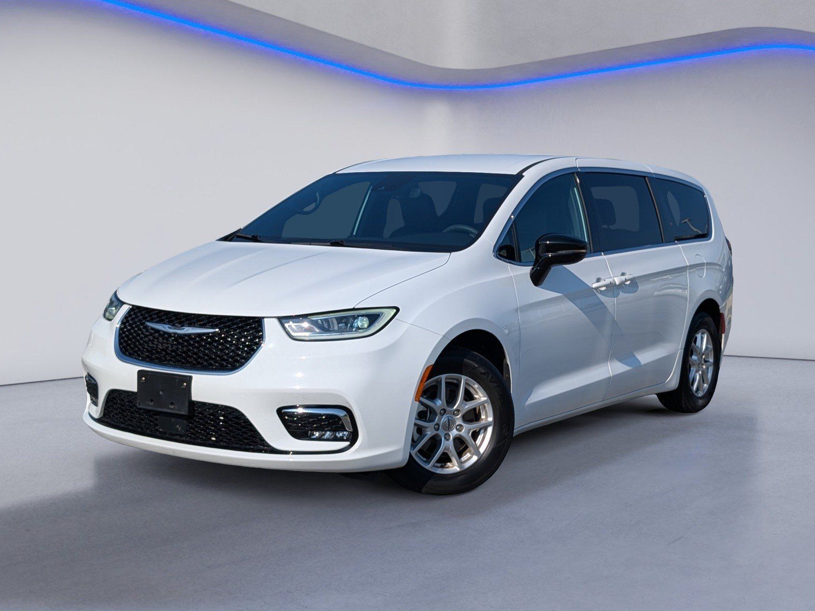Used 2025 Chrysler Pacifica Select FWD image 2