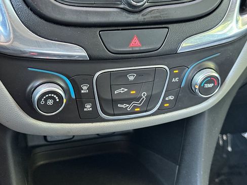 Used 2018 Chevrolet Equinox LS FWD image 16
