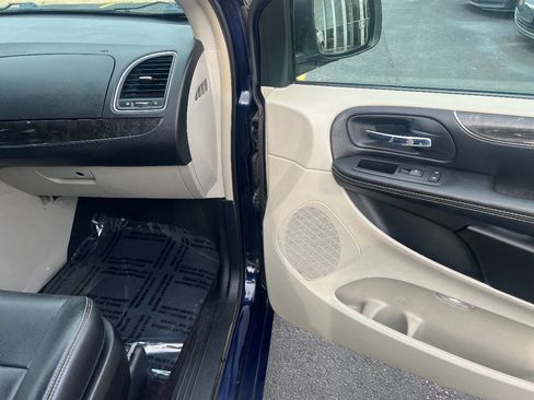 Used 2015 Chrysler Town & Country Touring w/ Driver Convenience Group FWD image 34