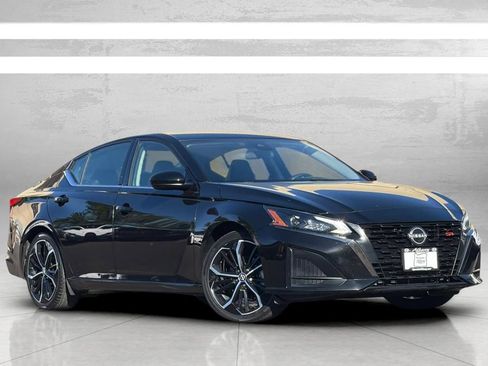 Used 2024 Nissan Altima 2.5 SR FWD image 2