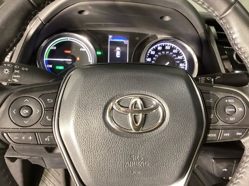 Used 2020 Toyota Camry SE w/ Sunroof Package image 16