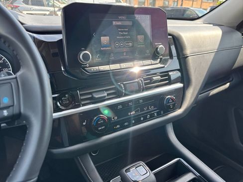 Used 2025 Nissan Pathfinder SV FWD image 14