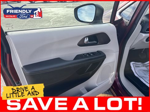 Used 2023 Chrysler Voyager LX FWD image 11