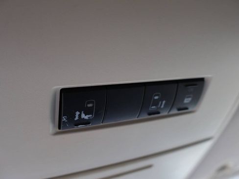 Used 2010 Volkswagen Routan SE FWD image 33