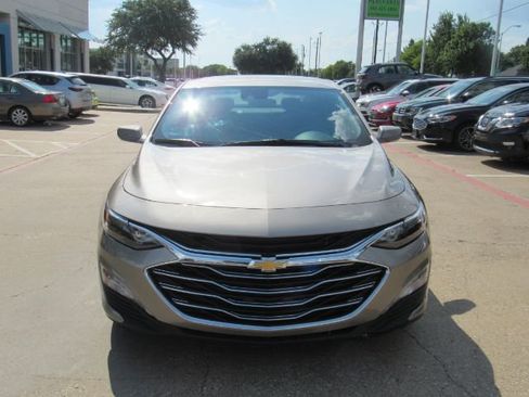 Used 2025 Chevrolet Malibu LT image 2