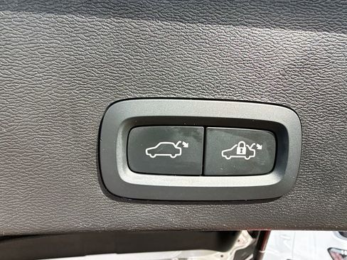 Used 2023 Volvo XC40 B5 Plus image 31