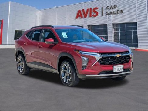 Used 2025 Chevrolet Trax LT w/ LT Convenience Package FWD image 3