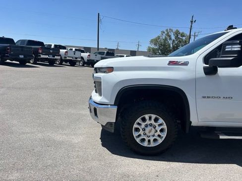 Used 2024 Chevrolet Silverado 2500 LT AWD/4WD image 7