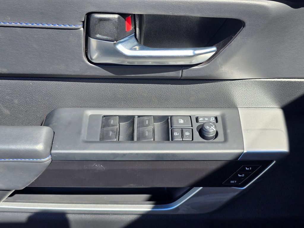 Used 2025 Toyota Sequoia Platinum AWD/4WD image 31