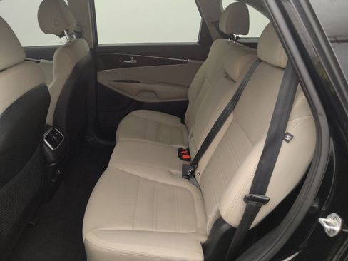 Used 2018 Kia Sorento FWD image 18