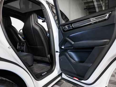 Used 2019 Porsche Cayenne Turbo image 25