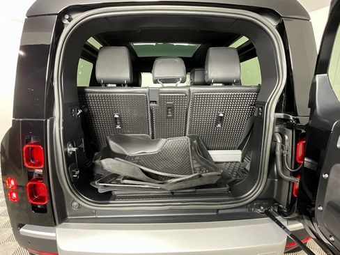 Used 2023 Land Rover Defender 90 SE image 24