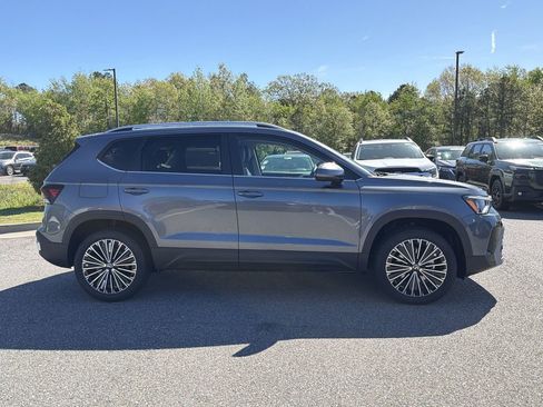 New 2026 Volkswagen Taos SE FWD image 6