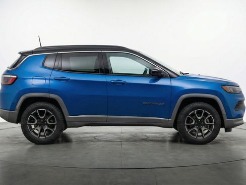 Used 2025 Jeep Compass Trailhawk AWD/4WD image 11