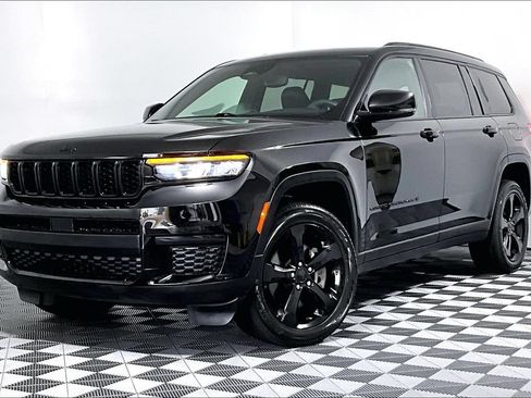 Used 2024 Jeep Grand Cherokee L Laredo RWD image 2