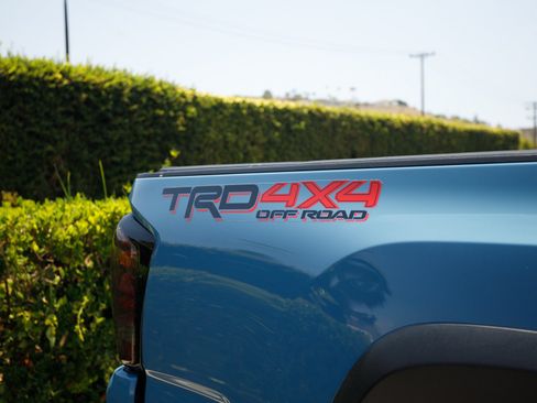 Used 2019 Toyota Tacoma TRD Off-Road w/ Technology Package AWD/4WD image 9