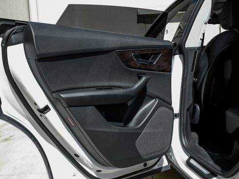 Used 2022 Audi Q8 Premium image 48