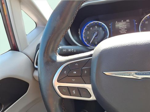 Used 2017 Chrysler Pacifica Touring-L image 12