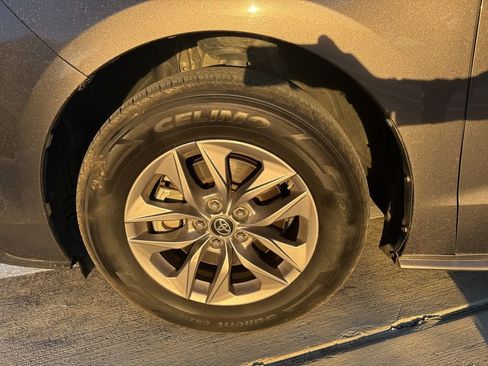 Used 2024 Toyota Sienna LE image 9