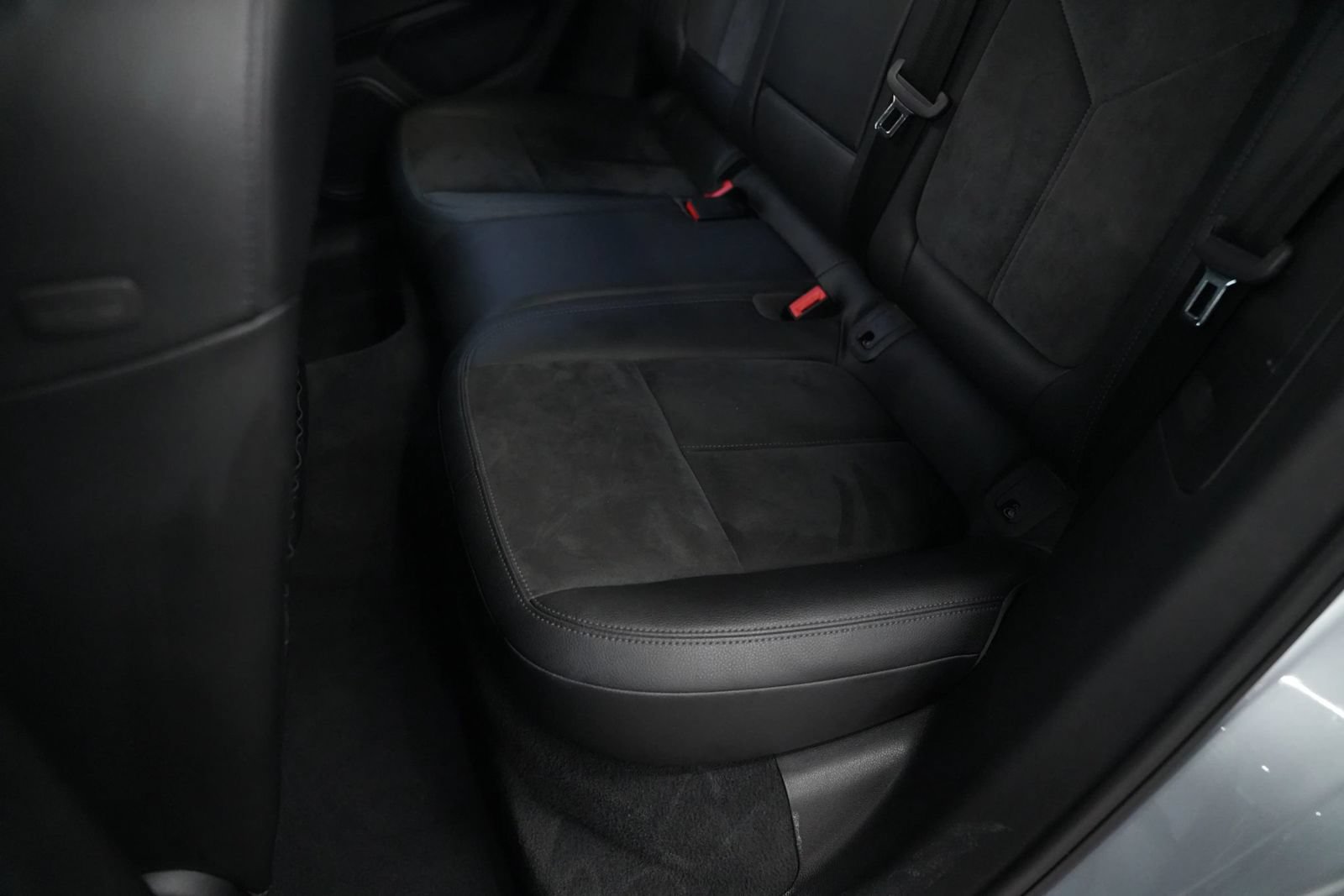 Used 2018 Porsche Macan Sport Edition AWD/4WD image 19