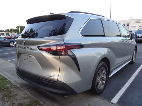 Used 2021 Toyota Sienna LE w/ LE Plus Package FWD image 9