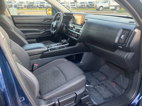 Used 2025 Nissan Pathfinder SV AWD/4WD image 29