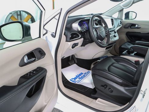 Used 2023 Chrysler Pacifica Touring-L FWD image 3