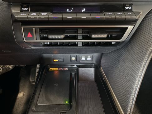 Used 2025 Toyota Camry SE image 16