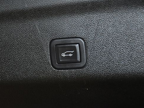 Used 2025 Chevrolet Suburban Z71 image 54