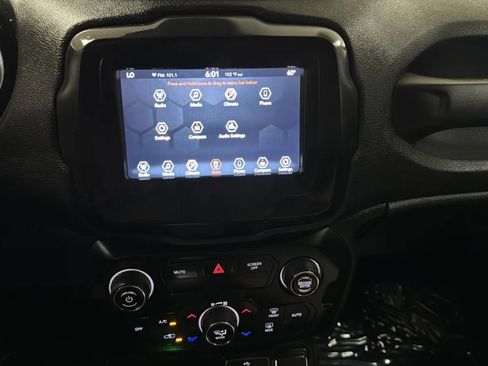 Used 2018 Jeep Renegade Latitude w/ Popular Equipment Group FWD image 12