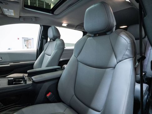Used 2025 Toyota Sienna XLE image 6