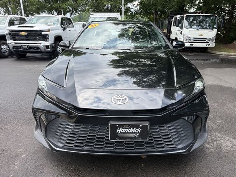 Used 2025 Toyota Camry SE FWD image 3