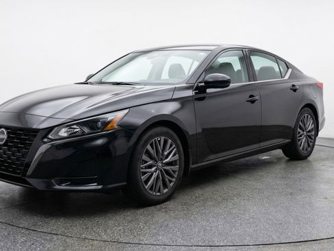 Used 2025 Nissan Altima 2.5 SV image 3