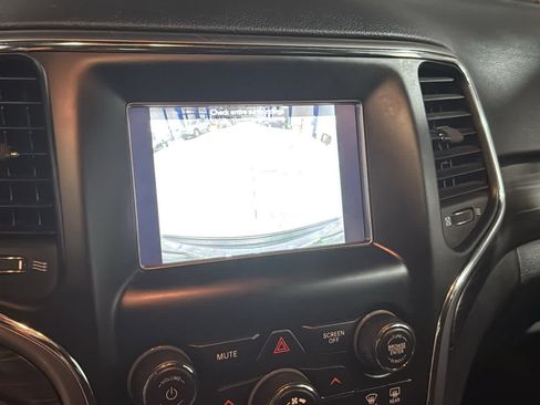Used 2019 Jeep Grand Cherokee Laredo AWD/4WD image 16