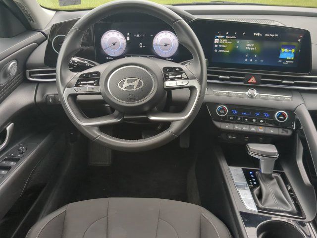 Used 2025 Hyundai Elantra SEL FWD image 14