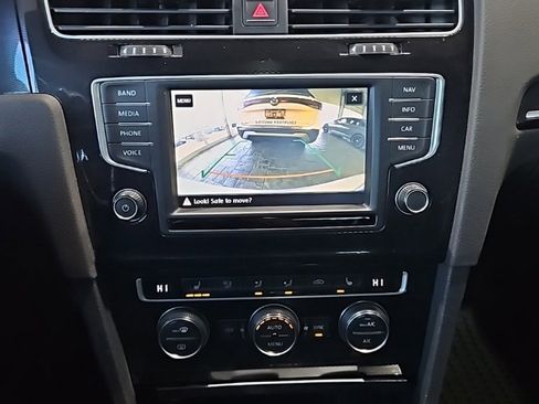 Used 2017 Volkswagen Golf image 31