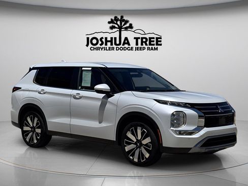 Used 2025 Mitsubishi Outlander SE FWD image 1