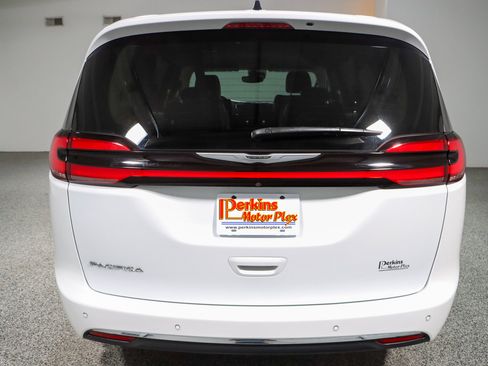 Used 2023 Chrysler Pacifica Touring-L FWD image 8