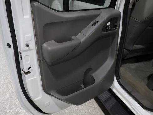 Used 2015 Nissan Frontier SV w/ SV Value Truck Package AWD/4WD image 18