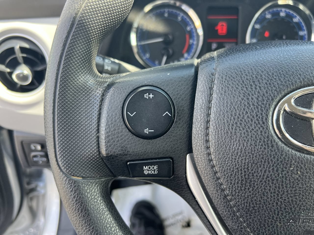 Used 2018 Toyota Corolla LE FWD image 19