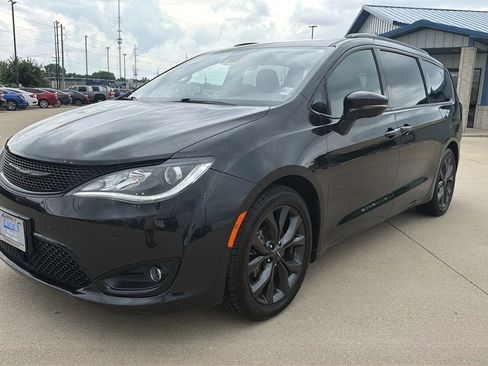 Used 2018 Chrysler Pacifica Limited w/ Advanced Safetytec Group FWD image 3