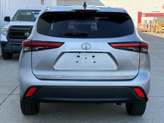 Used 2022 Toyota Highlander LE FWD image 5