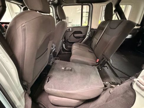 Used 2023 Jeep Wrangler Unlimited Rubicon w/ Cold Weather Group AWD/4WD image 17