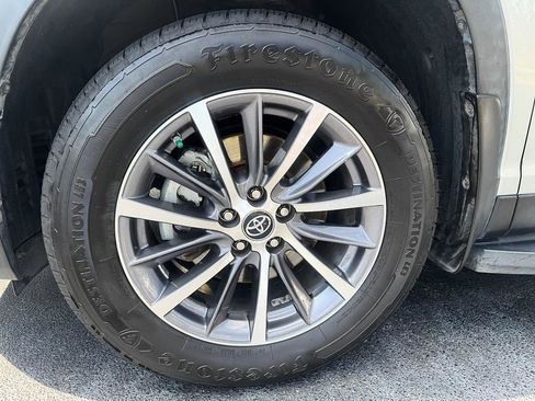 Certified 2019 Toyota Highlander XLE AWD/4WD image 8