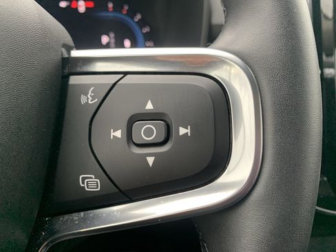 Used 2025 Volvo XC40 B5 Core image 19