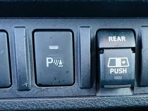 Used 2018 Toyota Tacoma SR5 AWD/4WD image 20