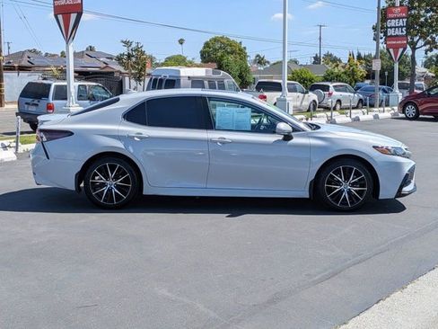 Used 2022 Toyota Camry SE w/ Convenience Package FWD image 4