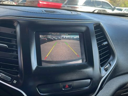 Used 2019 Jeep Cherokee Latitude Plus w/ Comfort/Convenience Group image 16